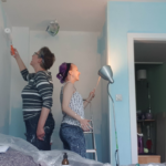 Zwei Frauen streichen einen Raum an. Eins der zentralen Themen im Monatsrückblick 2021
