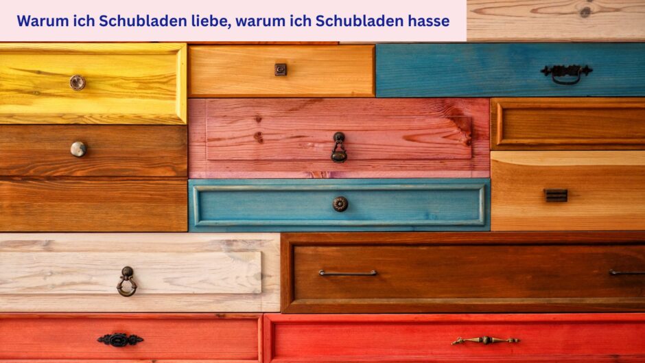 Ein Schubladenschrank mit unterschiedlichen, bunten Schubladen. Im oberen Teil des Bildes ein rosa Feld mit dunkelblauer Schrift: Warum ich Schubladen liebe, warum ich Schubladen hasse.