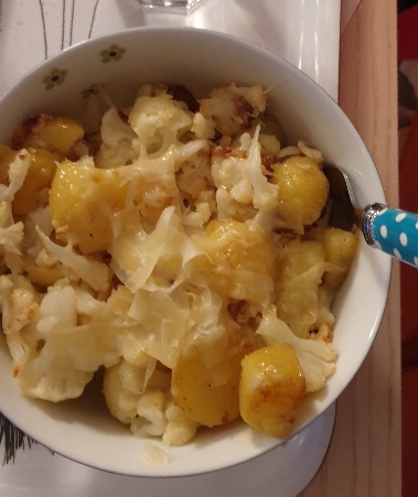 Blumenkohl mit Kartoffeln und Käse