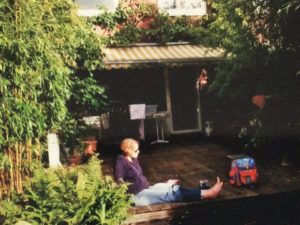 Mein jüngeres Ich vor 12 Jahren auf der Terrasse meines neuen alten Hauses