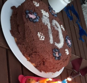 Geburtstagskuchen und Muffins mit Kerzen