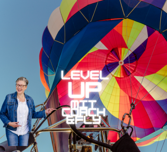 Die Autorin steht vor einem Heißluftballon