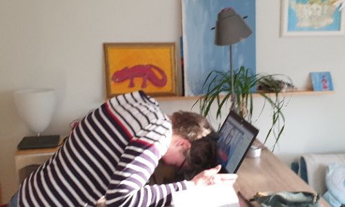 Die Autorin liegt mit dem Kopf erschöpft auf der Tastatur ihres Laptops