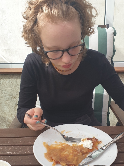 Silke Geissen brät Pfannkuchen im Freien, ihre Tochter isst 