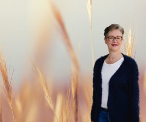 Die Autorin als Fotomontage in einem Getreidefeld. Symbol der Reife im Artikel über die Lebensmitte