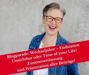 Die Autorin lacht in die Kamera, vor ihr ein Banner mit der Aufschrift: Blogparade Wechseljahre: Zusammenfassung und Präsentation aller Artikel