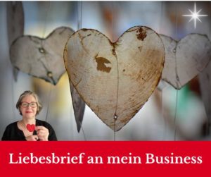 Eine Fotomontage auf Basis von dünnen Holzherzen, davor die Autorin, oben ein Nordstern und untern ein Banner: Liebesbrief an mein Business