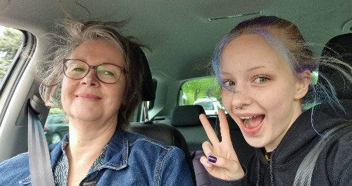 Die Autorin und ihre Tochter albern im Auto