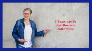 Die Autorin steht vor einer Betonwand und zeigt auf die Überschrift: 5 Tipps, wie du dem Burn-on entkommst