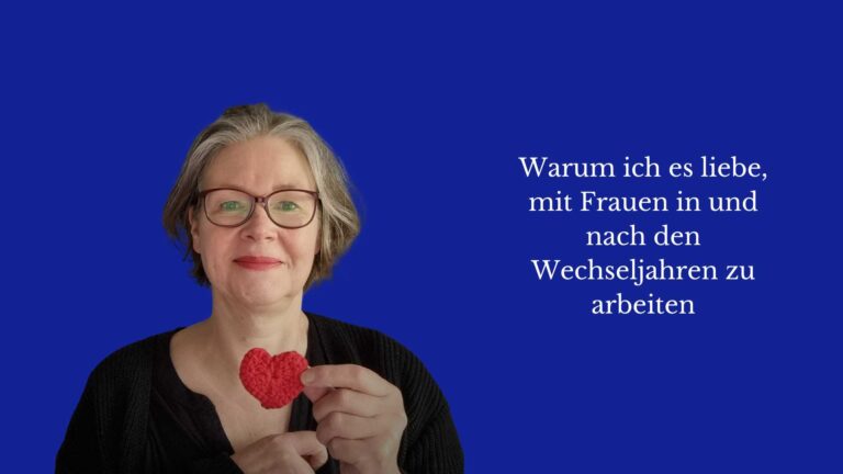 Silke Geissen schmunzelnd vor einem blauen Hintergrund. In der Hand ein Herz. Schriftzug: Warum ich es liebe, mit Frauen in den Wechseljahren zu arbeiten.