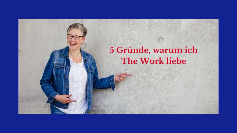 Dit Autorin zeigt lachend auf einen Schriftzug: 5 Gründe, warum ich The Work liebe