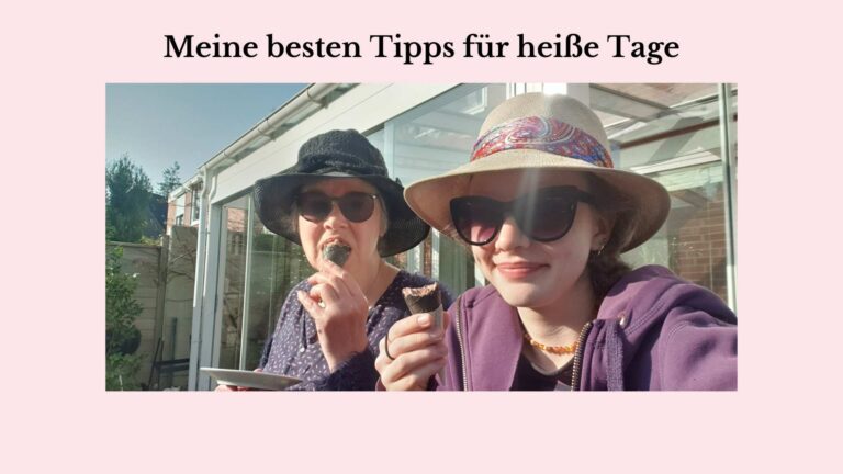 Die Autorin und ihre Tochter essen Eis. Sie tragen Sonnenbrillen und Sonnenhüte. Auf dem rosa Hintergrund der Text: Meine besten Tipps für heiße Tage