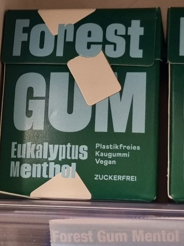 In der Auslage eines Süßigkeitenregals an der Kasse eines Drogeriemarkts im Fokus Kaugummi mit dem Namen "Forest Gum".