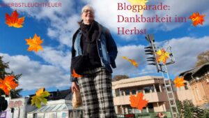 Die Autorin vor einem klaren herbstlichen Himmel, umweht von Blättern in Orange, Braun und Gelb. In bräunlichem Rot der Text: Blogparade, Dankbarkeit im Herbst