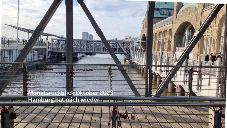 Ein Brückenabgang zum Anleger der Hafenfähren bei sonnigem Herbstlicht. Die Aufschrift: Monatsrückblick Oktober 2023 Hamburg hat mich wieder