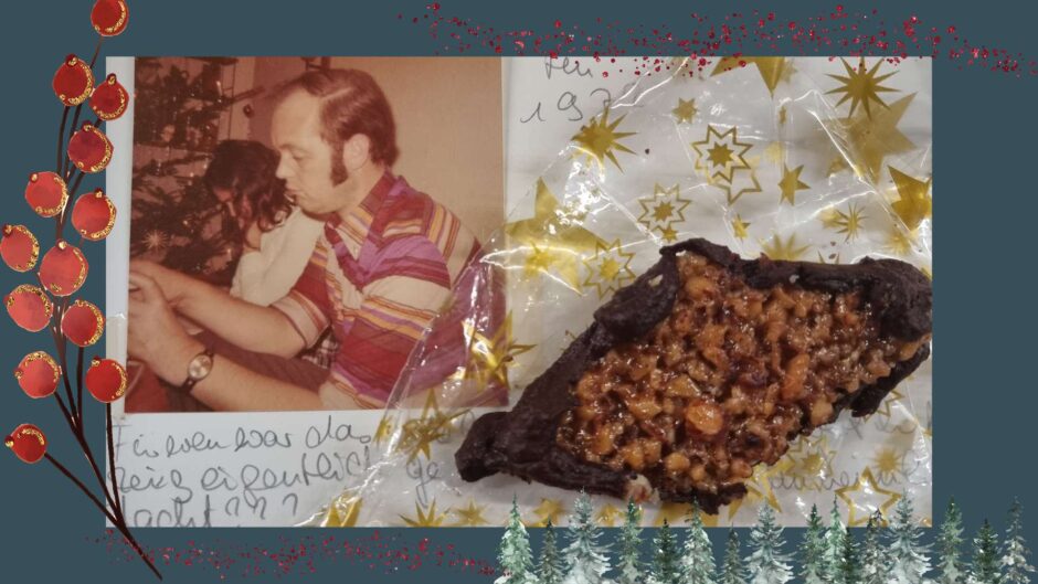 Das Bild zeigt ein Familienfoto von 1972, auf dem der Vater der Autorin mit Geschenken der Kinder spielt. In einem bunten Hemd, mit einer konzentrierten Schnute. Auf der Seite des Fotoalbums liegt auf einem Zellophantütchen mit goldenen Sternen eine Nussecke mit dunkler Schokolade, selbstgebacken. Nach Meinung der Autorin zeigt sich hier der Geist der wahren Weihnacht.