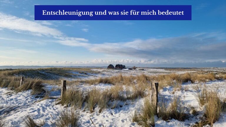 Eine winterliche Schnee-, See- und Dünenlandschaft mit einem Haus am Horizont, Gräsern, blauem Himmel und dem Titeltext: Entschleunigung und was sie für mich bedeutet