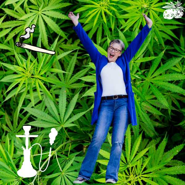 Eine glücklich strahlende Frau mit erhobenen Armen zeigt sich vor einem Cannabis-Dschungel als Sinnbild des Cannabis-gestützten Coachings. Auf dem Bild sind weiterhin ein Joint, eine Wasserpfeife und Cookies zu sehen.