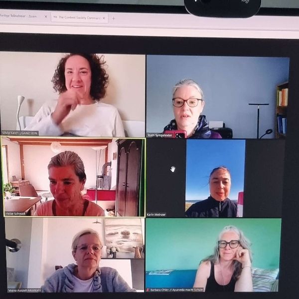 Ein Zoom-Meeting mit sechs Frauen