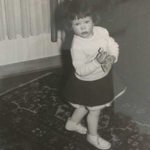 Ein altes Schwarzweißfoto zeigt die Autorin als kleines Mädchen. Sie tanzt und dreht sich.
