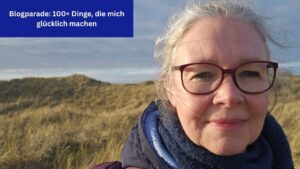 Ein Portraitfoto der Autorin vor Dünenlandschaft. Auf blauem Banner in weißter Schrift: Blogparade: 100+ Dinge, die mich glücklich machen.