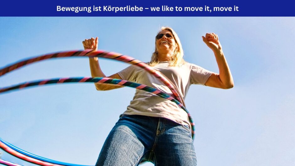 Eine Frau, von unten gegen blauen Himmel fotografiert, hat zwei Hulahoopreifen. Über ihr ein blaues Banner mit weißer Aufschrft: Bewegung ist Körperliebe – if you want to move it, move it
