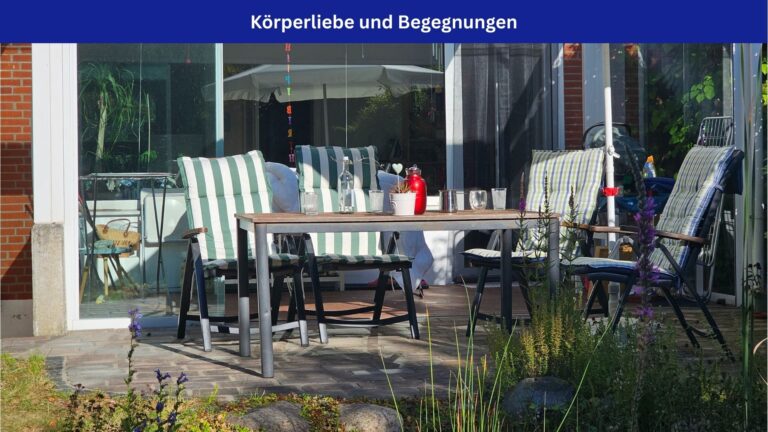 Ein gedeckter Tisch auf einer Steinterrasse, umstanden von Holzstühlen mit grün-weißen Polstern, symbolisieren einen schönen Besuch. Oben im Bild ein blaues Banner mit weißer Schrift "Körperliebe und Begegnungen"