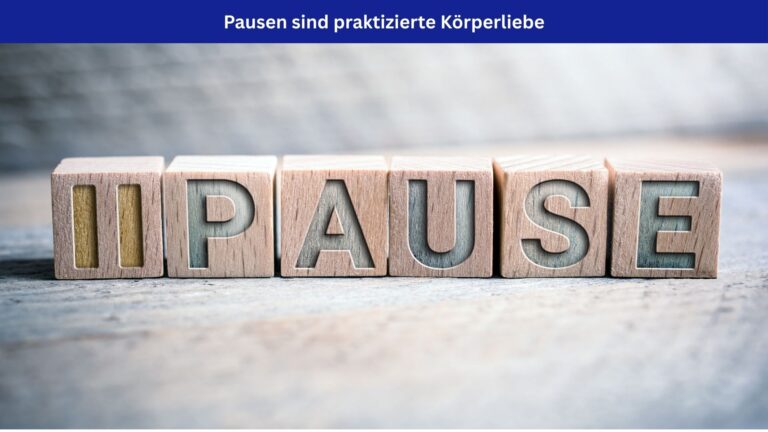 Holzklötzchen zeigen das Pause-Zeichen aus zwei senkrechten Strichen an und daneben das Wort Pause. Oben im Bild ein blaues Band mit weißer Schrift: Pausen sind praktizierte Körperliebe.