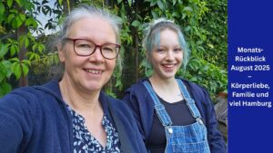 Die Autorin und ihre Tochter lachen strahlend in die Kamera. Rechts ein blauer Balken mit weißer Aufschrift: Monatsrückblick August 2025 – Körperliebe, Familie und viel Hamburg