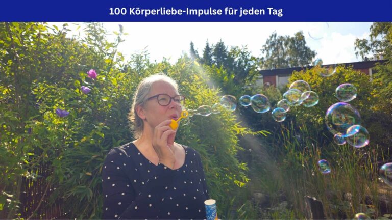 Die Autorin steht in einem schwarzen Kleid mit weißen Punkten im Garten, die Sonne scheint, und sie macht fröhlich Seifenblasen. Oben im Bild ein blaues Banner mit weißer Schrift: 100 Körperliebe-Impulse für jeden Tag.
