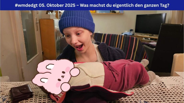 Eine junge Frau albert mit ihrem Baby, das auf dem Tisch liegt. Das Gesicht des Babys ist von einem Häschensticker verdeckt. Oben im Bild ein blauer Balken mit weißer Schrift: #wmdedgt 05. September 2025 – was machst du eigentlich den ganzen Tag?
