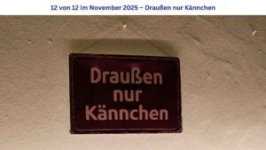Ein Schild mit der Aufschrift "Draußen nur Kännchen" an einer Wand. Oben ein weißes Banner mit blauem Text: 12 von 12 im November 2025 – Draußen nur Kännchen