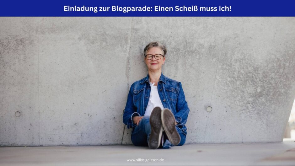 Eine Frau sitzt auf dem Boden vor einer Betonwand. Oben ein blaues Banner mit weißer Schrift: Einladung zur Blogparade: Einen Scheiß muss ich!