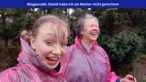 Silke Geissen und ihre Tochter Anne lachen im Regen in pinken Regenponchos