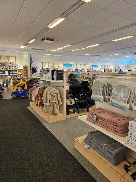 Ein Blick durch einen riesigen Babymarkt mit Kleidung, Kinderwagenzubehör und allem, was Eltern für Babys kaufen können.