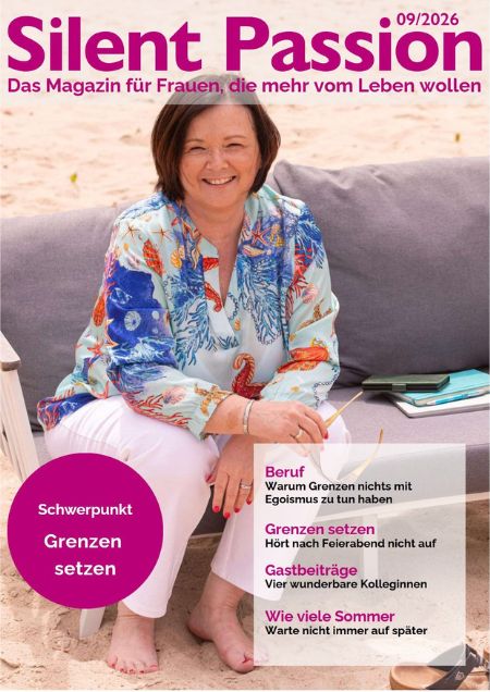 Das Cover von Brigitte Kleinhenz’ aktuellem Silent Passion Magazin mit dem Fokustheme "Grenzen setzen". Brigitte lächelt, im Sand sitzend, in die Kamera, und stelle ihre Themen vor.