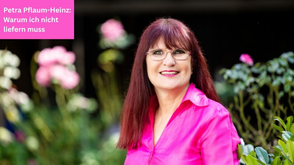 Die Romanautorin Petra Pflaum-Heinz lächelt vor einem natürlichen Hintergrund in die Kamera. Ihre Bluse ist pink, und im selben Pink befindet sich links oben im Bild ein Banner mit der Aufschrift: Petra Pflaum-Heinz: Warum ich nicht liefern muss.