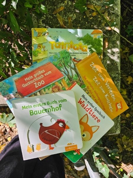 Fünf Bücher für kleine Kinder, so gestapelt, dass man die Titel lesen kann. Obendrauf: Mein erstes Buch vom Bauernhof.