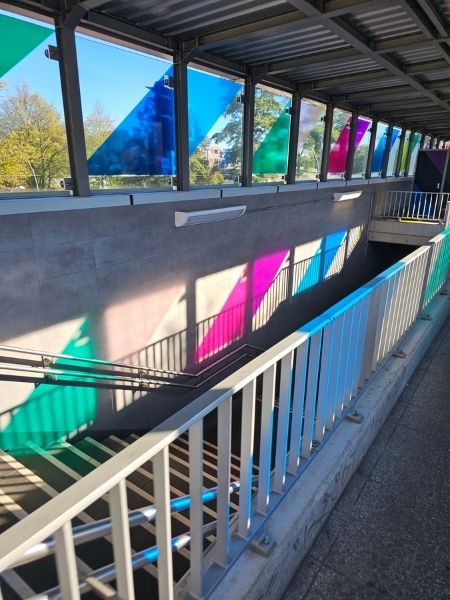 Treppenabgang der S-Bahn-Station Ottensen mit Farbeffekten an der Wand.